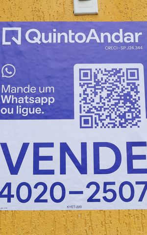 Casa à venda com 450m², 3 quartos e sem vagaPlaca GRANDE instalada na fachada do imóvel, dia 15.10.2026 - Código da placa: KYET-220