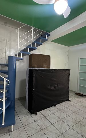Casa à venda com 137m², 2 quartos e 2 vagas Casa à venda com 137m², 2 quartos e 2 vagasSala