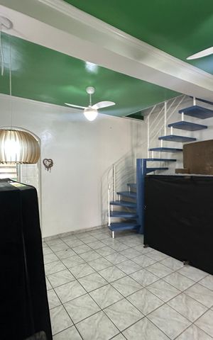 Casa à venda com 137m², 2 quartos e 2 vagas Casa à venda com 137m², 2 quartos e 2 vagasSala