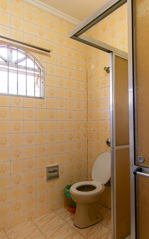 Casa à venda com 270m², 6 quartos e 4 vagas Casa à venda com 270m², 6 quartos e 4 vagasCasa 2 - Banheiro 2