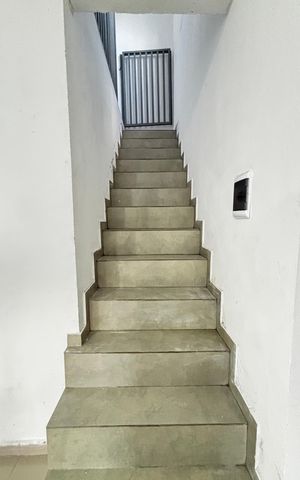 Casa para alugar com 50m², 2 quartos e 1 vaga Casa para alugar com 50m², 2 quartos e 1 vagaEscada