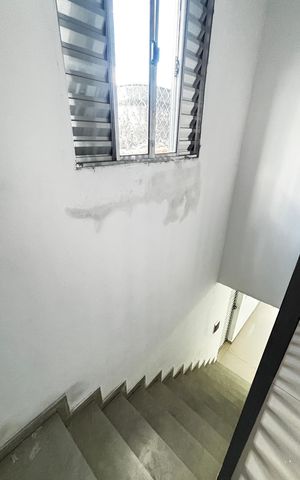 Casa para alugar com 50m², 2 quartos e 1 vaga Casa para alugar com 50m², 2 quartos e 1 vagaEscada