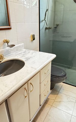 Apartamento para alugar com 350m², 3 quartos e 3 vagas Apartamento para alugar com 350m², 3 quartos e 3 vagasBanheiro