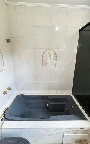 Apartamento para alugar com 350m², 3 quartos e 3 vagas Apartamento para alugar com 350m², 3 quartos e 3 vagasBanheiro da Suíte