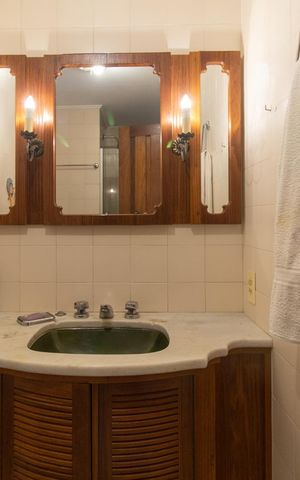 Apartamento à venda com 257m², 3 quartos e 3 vagas Apartamento à venda com 257m², 3 quartos e 3 vagasBanheiro Social