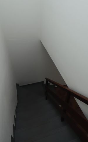 Casa para alugar com 200m², 4 quartos e 4 vagasEscada