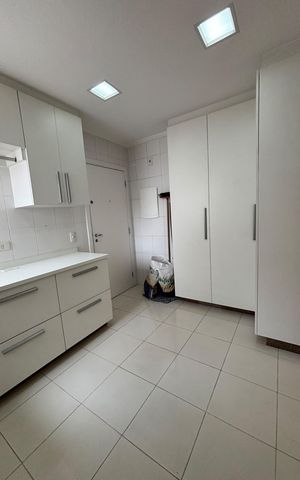 Apartamento à venda com 212m², 3 quartos e 4 vagas Apartamento à venda com 212m², 3 quartos e 4 vagasÁrea de serviço