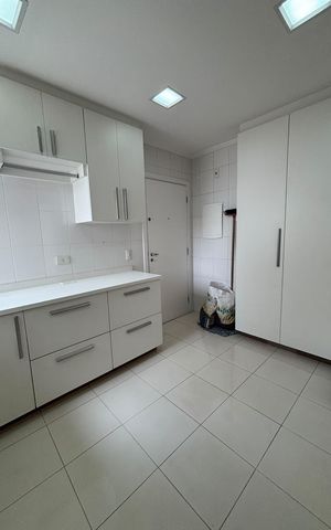 Apartamento à venda com 212m², 3 quartos e 4 vagas Apartamento à venda com 212m², 3 quartos e 4 vagasÁrea de serviço