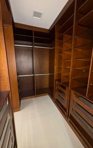 Apartamento à venda com 212m², 3 quartos e 4 vagas Apartamento à venda com 212m², 3 quartos e 4 vagasQuarto