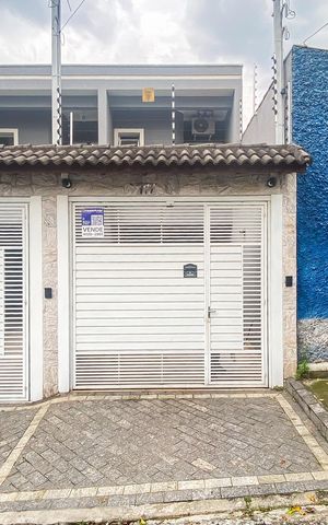 Casa à venda com 126m², 3 quartos e 2 vagas Casa à venda com 126m², 3 quartos e 2 vagasFachada