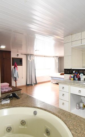 Casa à venda com 240m², 4 quartos e 2 vagasBanheiro da Suíte