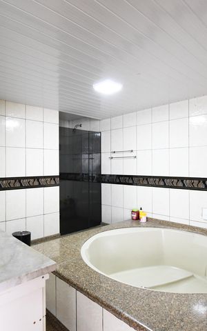 Casa à venda com 240m², 4 quartos e 2 vagasBanheiro da Suíte