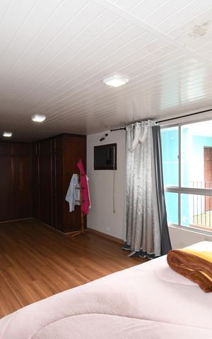 Casa à venda com 240m², 4 quartos e 2 vagasSuíte