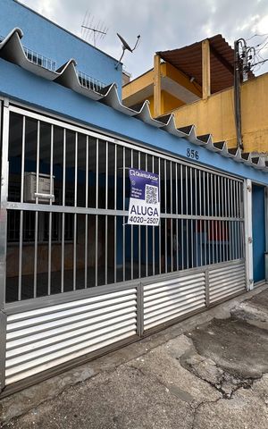 Casa para alugar com 120m², 2 quartos e 2 vagas Casa para alugar com 120m², 2 quartos e 2 vagasFachada