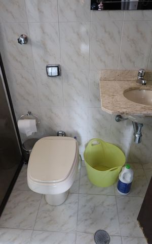 Casa à venda com 325m², 6 quartos e 4 vagasBanheiro da Suíte 2