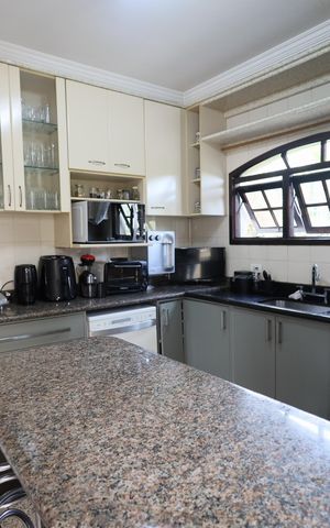 Casa à venda com 325m², 6 quartos e 4 vagasCozinha