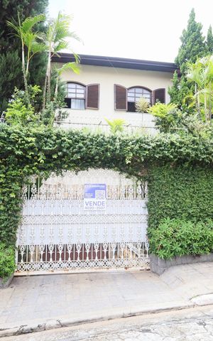 Casa à venda com 325m², 6 quartos e 4 vagasFachada