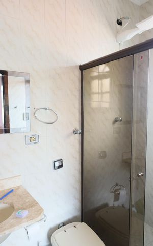 Casa à venda com 325m², 6 quartos e 4 vagasBanheiro da Suíte 1