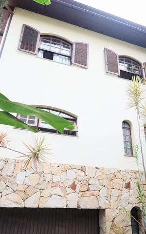 Casa à venda com 325m², 6 quartos e 4 vagasFachada