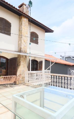 Casa à venda com 325m², 6 quartos e 4 vagasSala