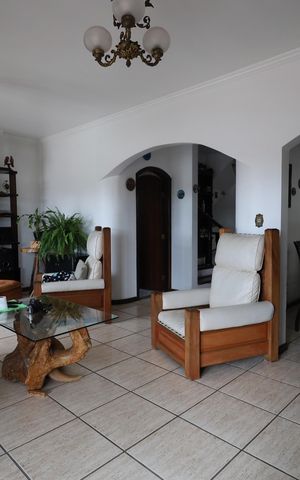 Casa à venda com 325m², 6 quartos e 4 vagasSala