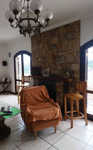 Casa à venda com 325m², 6 quartos e 4 vagasSala