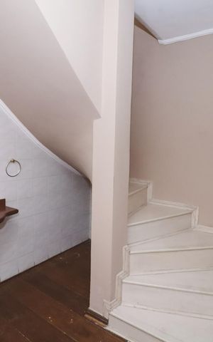 Casa para alugar com 260m², 3 quartos e 3 vagas Casa para alugar com 260m², 3 quartos e 3 vagasEscada