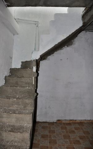 Casa à venda com 100m², 2 quartos e 4 vagas Casa à venda com 100m², 2 quartos e 4 vagasDetalhe - Escada Externa