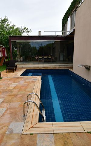 Casa de condomínio à venda com 336m², 4 quartos e 2 vagasPiscina