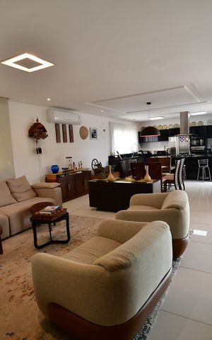 Casa de condomínio à venda com 336m², 4 quartos e 2 vagasSala