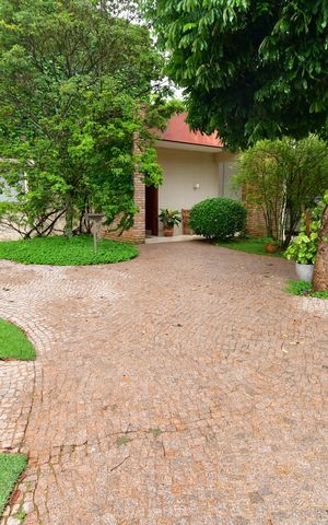 Casa de condomínio à venda com 336m², 4 quartos e 2 vagasFachada