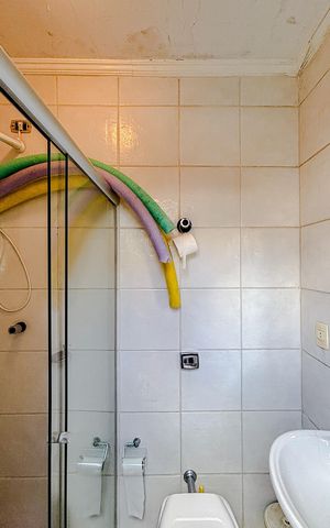 Casa de condomínio à venda com 250m², 3 quartos e 4 vagasBanheiro de serviço