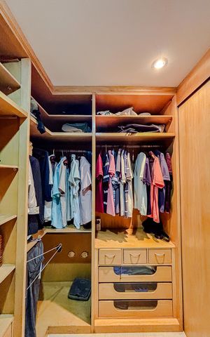 Casa de condomínio à venda com 250m², 3 quartos e 4 vagasCloset da suíte