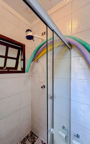 Casa de condomínio à venda com 250m², 3 quartos e 4 vagasBanheiro de serviço