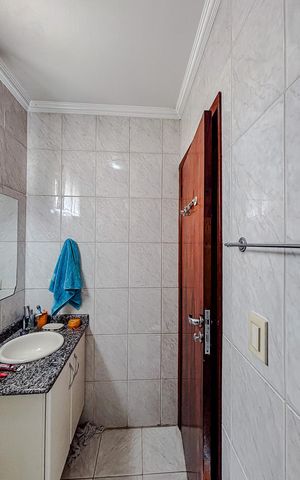 Casa de condomínio à venda com 250m², 3 quartos e 4 vagasBanheiro