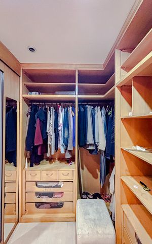 Casa de condomínio à venda com 250m², 3 quartos e 4 vagasCloset da suíte