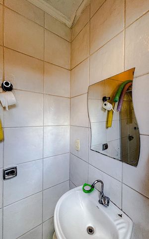 Casa de condomínio à venda com 250m², 3 quartos e 4 vagasBanheiro de serviço