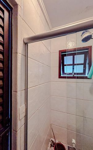 Casa de condomínio à venda com 250m², 3 quartos e 4 vagasBanheiro de serviço
