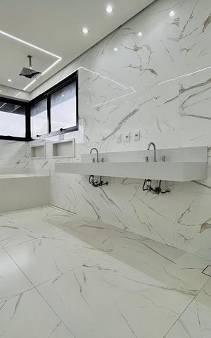 Casa de condomínio para alugar com 320m², 4 quartos e 4 vagas Casa de condomínio para alugar com 320m², 4 quartos e 4 vagasBanheiro da Suíte 1