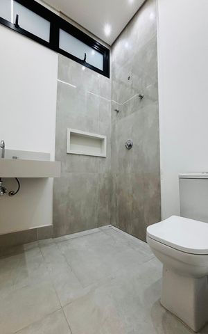 Casa de condomínio para alugar com 320m², 4 quartos e 4 vagas Casa de condomínio para alugar com 320m², 4 quartos e 4 vagasBanheiro da Suíte 4