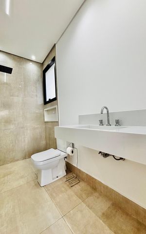 Casa de condomínio para alugar com 320m², 4 quartos e 4 vagas Casa de condomínio para alugar com 320m², 4 quartos e 4 vagasBanheiro da Suíte 3