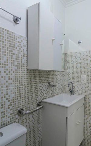 Casa de condomínio para alugar com 57m², 3 quartos e 1 vaga Casa de condomínio para alugar com 57m², 3 quartos e 1 vagaBanheiro