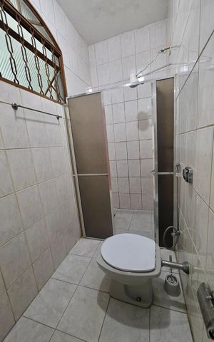 Casa para alugar com 250m², 5 quartos e 3 vagas Casa para alugar com 250m², 5 quartos e 3 vagasBanheiro 1