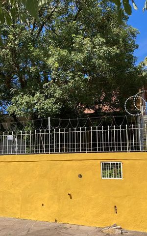 Casa à venda com 130m², 3 quartos e 2 vagas Casa à venda com 130m², 3 quartos e 2 vagasFachada