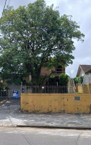 Casa à venda com 130m², 3 quartos e 2 vagas Casa à venda com 130m², 3 quartos e 2 vagasFachada