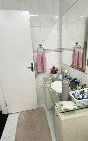 Casa de condomínio à venda com 215m², 3 quartos e 3 vagasBanheiro Social 1