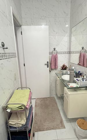 Casa de condomínio à venda com 215m², 3 quartos e 3 vagasBanheiro Social 1