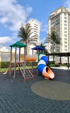 Apartamento à venda com 168m², 3 quartos e 4 vagas Apartamento à venda com 168m², 3 quartos e 4 vagasÁrea comum - Playground