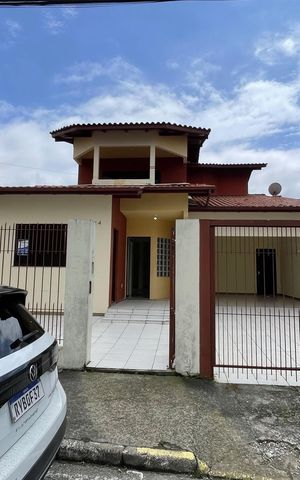 Casa para alugar com 293m², 4 quartos e 3 vagas Casa para alugar com 293m², 4 quartos e 3 vagasFachada