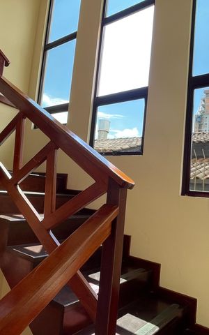 Casa para alugar com 293m², 4 quartos e 3 vagas Casa para alugar com 293m², 4 quartos e 3 vagasEscada